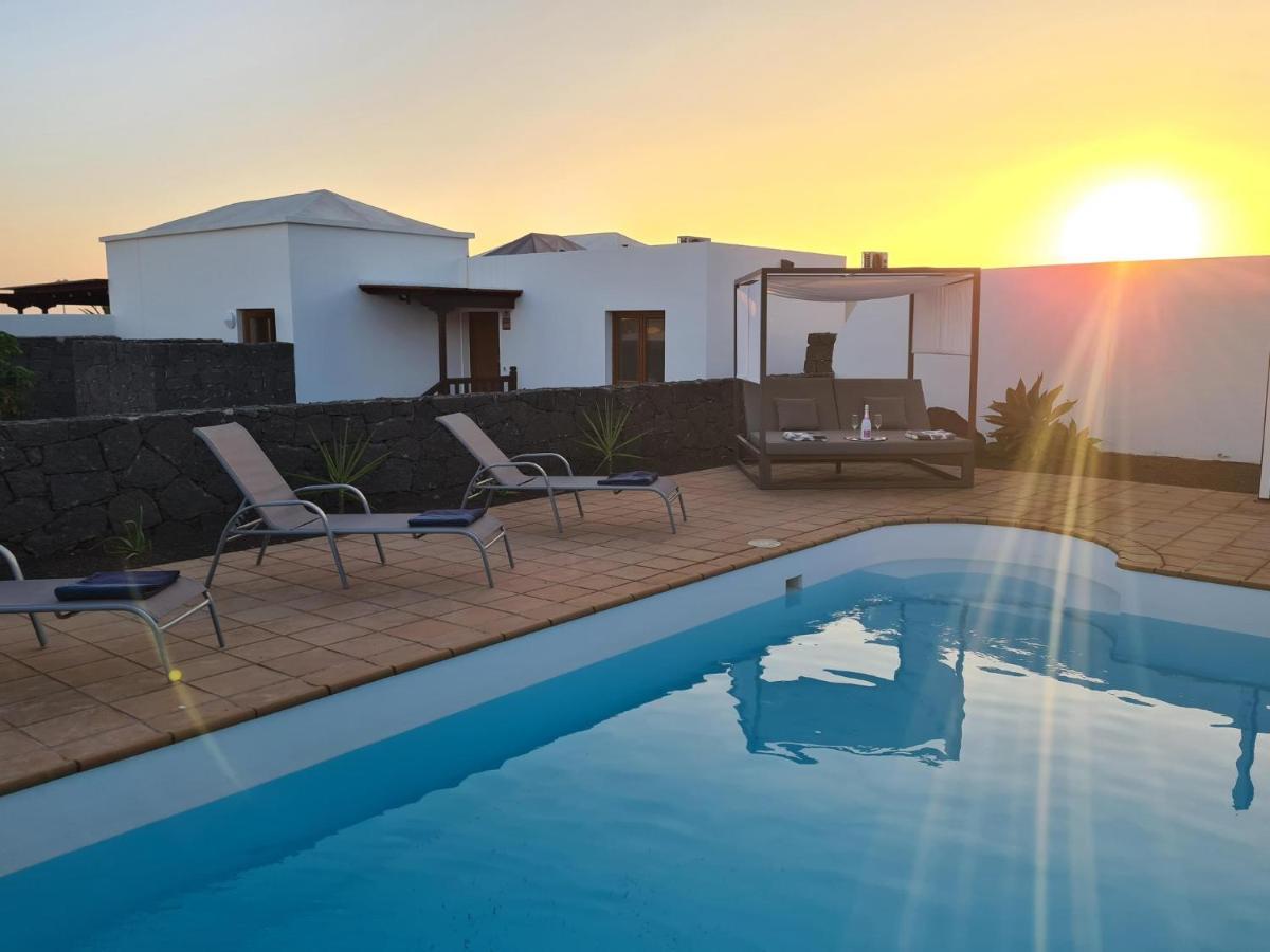 Luxury 4-Bedroom Villa With Heated Pool + Sea View Playa Blanca (Lanzarote) Exterior foto